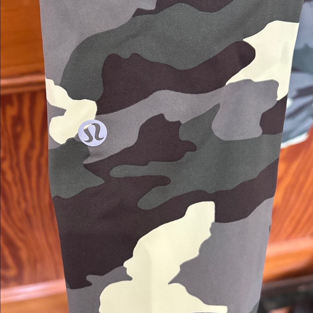 lululemon athletica Green Camo women’s size 6 Leggings - Picture 4 of 5